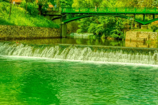Naturalne Piękno Górskiej Rzeki Pliva Podczas Przejazdu Koryta Miasta Jajce — Zdjęcie stockowe
