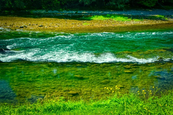 Fresco Fiume Montagna Che Passa Attraverso Paesaggio Campagna — Foto Stock