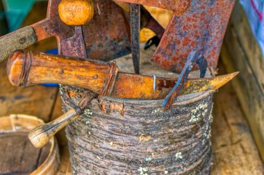 Eski bıçaklar ve baltalar kütüğe saplanmış..