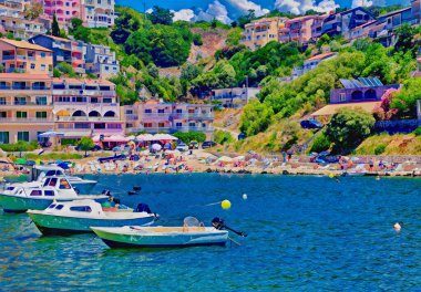 Yaz güneşli bir günde turistik kıyı kasabasının deniz manzarası.