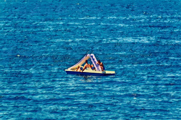 Grupo Jovens Navegando Mar Durante Dia Ensolarado Verão — Fotografia de Stock