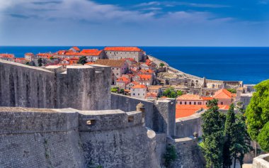 Hırvatistan 'ın Dubrovnik kentindeki eski duvar ve evlerin manzarası.