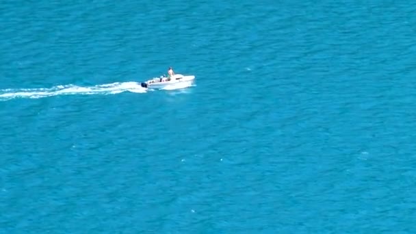 Dois Homens Navegando Pequeno Barco Mar Durante Dia Verão — Vídeo de Stock