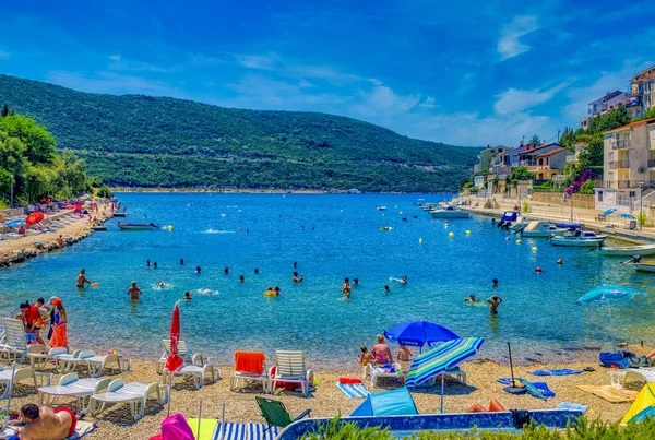 NEUM, BOSNIA VE HERZEGOVINA, Temmuz 04 2020: Bosna-Hersek 'in Neum kentinde güneşli bir yaz gününde plaj ve denizde insanlar.