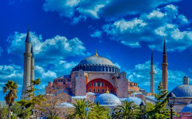 Ayasofya bir zamanlar kilisede, sonra camide. Ayasofya büyük bir mimari güzellik ve hem Bizans hem de Osmanlı İmparatorlukları için önemli bir anıt..