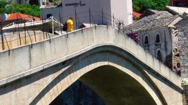 Bosna-Hersek 'in Mostar kentinde güneşli bir yaz gününde Eski Köprü manzarası.