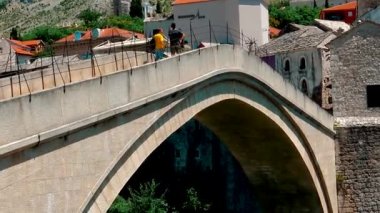 Bosna-Hersek 'in Mostar kentinde güneşli bir yaz gününde Eski Köprü manzarası.