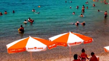 NEUM, BOSNIA VE HERZEGOVINA, Temmuz 05: 2020: Bosna-Hersek 'in Neum kentinde yaz gününde plajdan günlük bir sahne.