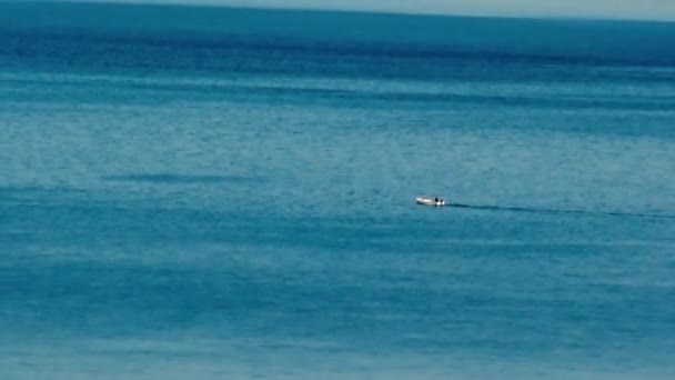 Hombre Solitario Pequeño Bote Mar Abierto — Vídeos de Stock