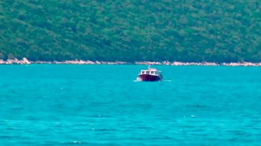 Yaz günü küçük bir tekne denize açılıyor..