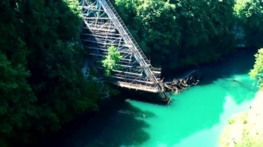 2. Dünya Savaşı sırasında Bosna-Hersek 'in Jablanica kentinde meydana gelen çatışmalarda eski demiryolu köprüsünün kalıntıları yıkıldı.