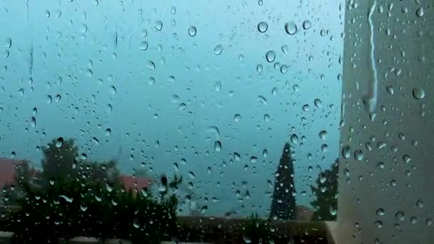 夏日风暴期间雨滴落在窗玻璃上 — 图库视频影像