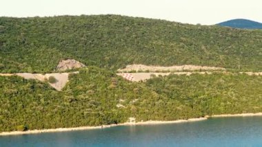 Bosna-Hersek 'in Neum kentindeki orman ve Neum körfezi ile kaplı yarımadayı gösteren hava manzarası.