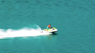 Yaz günü bir kayak jetinde bir adam.