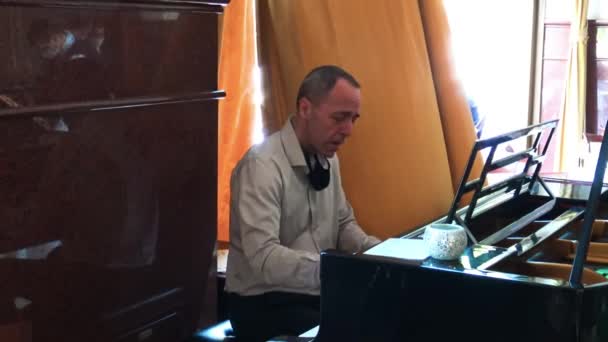 2021年4月29日 一名钢琴师在位于塞尔维亚贝尔格莱德的莫斯科著名酒店大堂演奏 — 图库视频影像