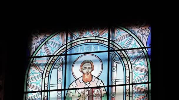 塞尔维亚贝尔格莱德塞尔维亚东正教大教堂内的内部污渍玻璃装饰 — 图库视频影像