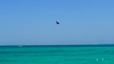Mısır 'ın Hurghada kentindeki Kızıldeniz üzerindeki oturum sırasında paraşütçülerin manzarası.  
