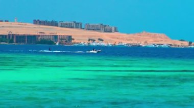 Hurghada, Mısır 'da Kızıl Deniz' de kayak yapan bir adam var..