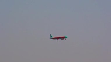 Mısır 'daki Hurghada Havaalanı' na bir ticari uçak inmek üzere.. 