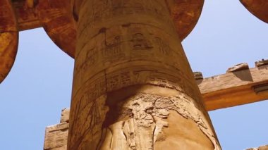 Mısır, Lüksör 'deki Karnak tapınağında büyük sütunlar.