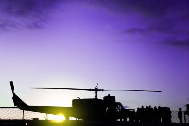 Bir görevde askeri bir helikopter silüeti