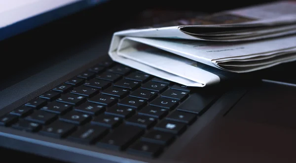 Newspapers on the laptop. Online news. — Stock Photo, Image