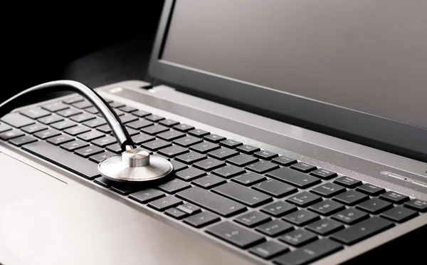 Stethoscope resting on a computer keyboard - concept for online medicine or IT support — Stock Photo, Image