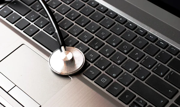 Stethoscope resting on a computer keyboard - concept for online medicine or IT support — Stock Photo, Image
