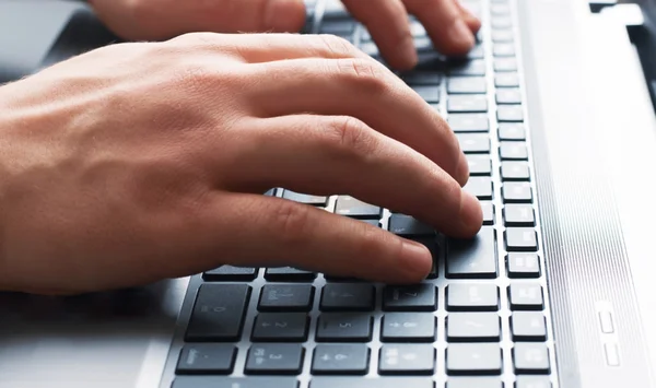 Homem de negócios digitando no teclado — Fotografia de Stock