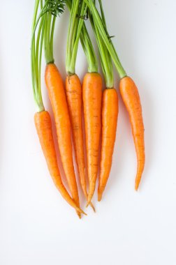 Beyaz arka planda taze havuç.