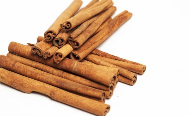 Tarçın beyaz arkaplanda izole edildi