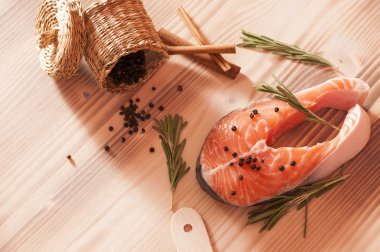 ahşap taze Çiğ somon.