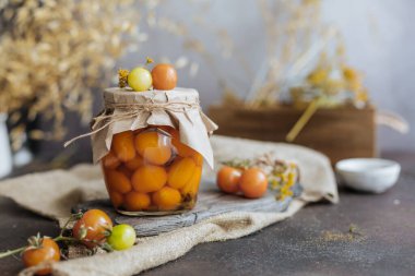 Karanlık arka planda iki kutu sebze turşusuyla sakin bir hayat..