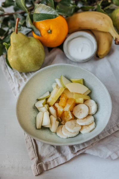 Salada Frutas Leves Servida Prato Fundo — Fotografia de Stock