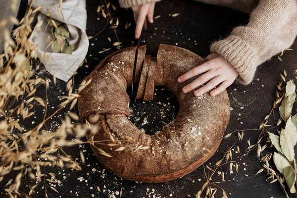 Pão Redondo Sem Fermento Nas Mãos Das Crianças — Fotografia de Stock