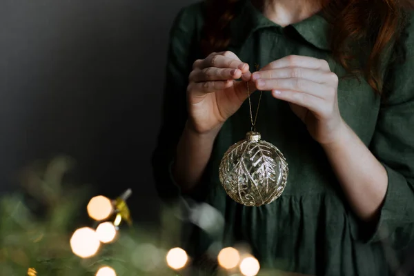 Mãos Crianças Uma Bola Natal Vidro — Fotografia de Stock