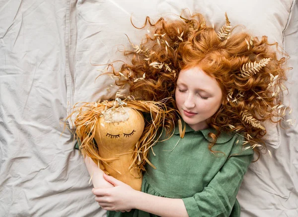 Little Red Haired Witch Puts Her Pumpkin Girl Bed — Stock Photo, Image