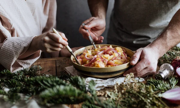 Salada Batata Come Uma Chapa Barro Com Garfos — Fotografia de Stock