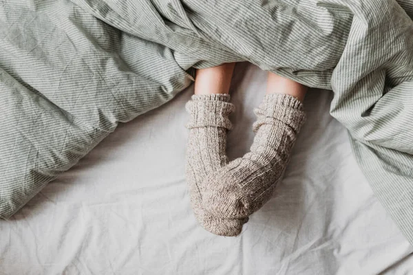 Blanket You Can See Children Feet Warm Wool Socks — Stock Photo, Image