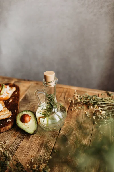 Óleo Vegetal Com Ramo Alecrim Uma Mesa Madeira — Fotografia de Stock