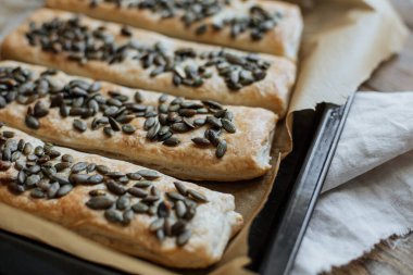 Kabak çekirdeği serpiştirilmiş puf böreği..