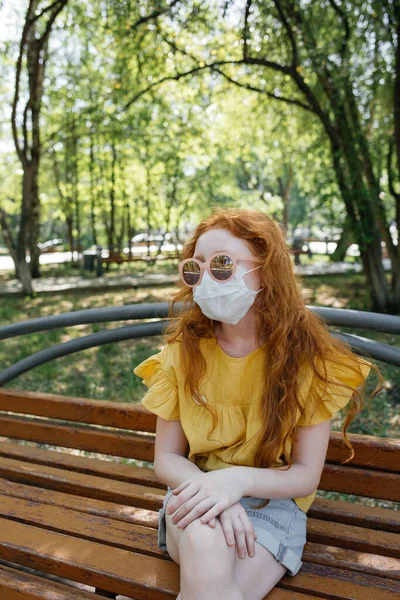 Pelirroja Una Máscara Desechable Camina Parque Ciudad — Foto de Stock