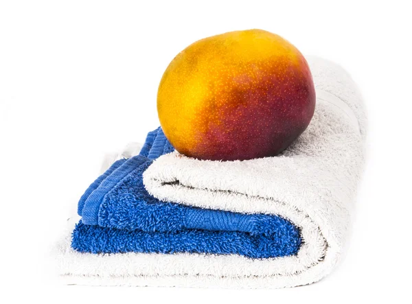 White and blue towels and mango — Stock Photo, Image