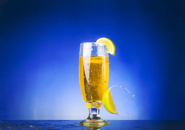Splash glas gul vätska — Stockfoto