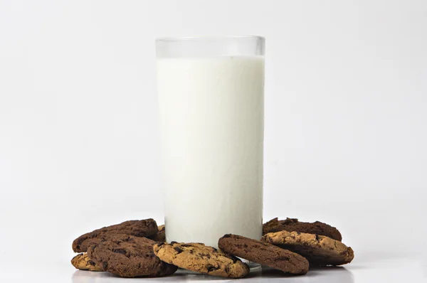 Молочное стекло и печенье на белом фоне — стоковое фото