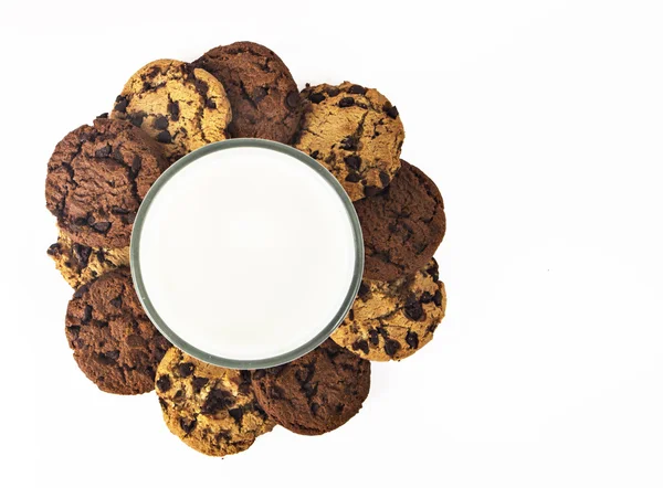Copo de leite e biscoitos no fundo branco — Fotografia de Stock