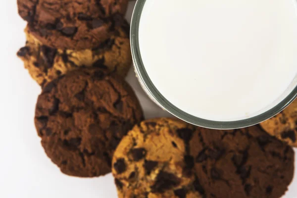 Bicchiere da latte e biscotti su sfondo bianco — Foto Stock