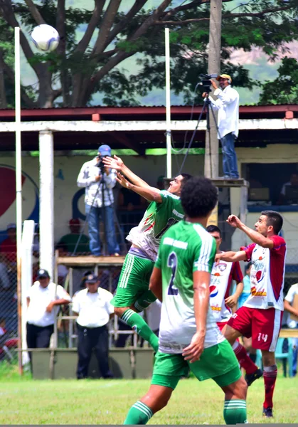 Adultos hombres deportes, partido de fútbol Mictlan VS Sayaxc — Foto de Stock