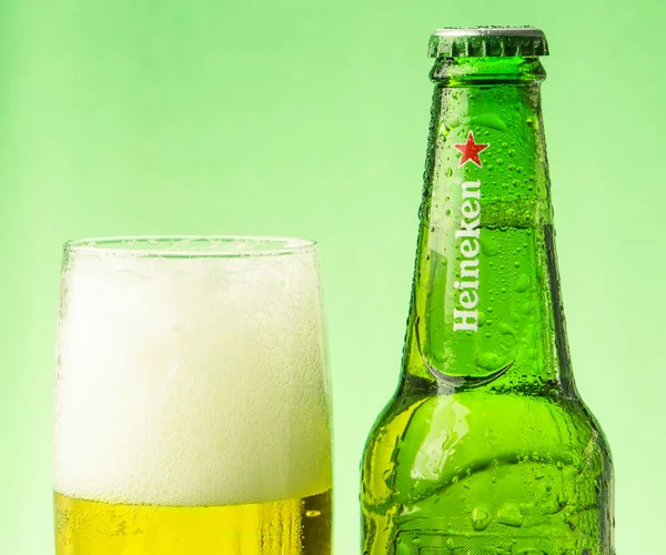 Heineken mezinárodní pivní sklenici s pěnou — Stock fotografie