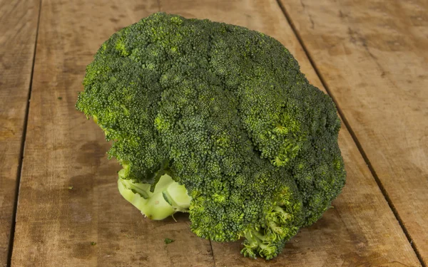 Fresh green broccoli wooden table — Stock Photo, Image